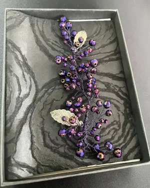 Tocado de novia morado con perlas | Modelo Fe Este tocado de novia morado con perlas es una opción perfecta para novias, madrinas o invitadas que buscan un accesorio elegante y con personalidad. Su diseño delicado combina la suavidad de las perlas en tono morado con un estilo sofisticado que realza el peinado de forma sutil y armoniosa. El color morado aporta un toque distintivo y moderno, ideal para quienes desean salir de lo tradicional sin perder elegancia. ✨ Un toque de elegancia y distinción Este tocado está diseñado para destacar sin sobrecargar el look, logrando un equilibrio perfecto entre delicadeza y presencia. Es ideal para complementar distintos estilos de peinado y aportar un detalle único. 💫 Versátil para diferentes ocasiones Aunque es perfecto como tocado de novia, también puede utilizarse en: Matrimonios civiles o religiosos Eventos formales Celebraciones especiales Su diseño permite adaptarse tanto a peinados sueltos como recogidos o semirecogidos. 🖐️ Diseño delicado y exclusivo Cada pieza está elaborada con dedicación, cuidando cada detalle para lograr un acabado fino y elegante. Las perlas en tono morado generan un efecto visual suave y sofisticado que resalta el peinado con naturalidad. 📌 Detalles del producto Material: Perlas Color: Morado Estilo: Elegante / Sofisticado Uso: Novia, madrina o invitada Medidas: Peine grande: 16 cm aprox. Peine pequeño: 9 cm aprox. Puede existir una leve variación en el tamaño debido a su elaboración.