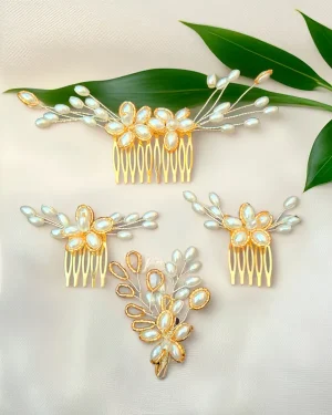 Peine de novia dorado con perlas set Margarita Peines de novia dorados con perlas diseñados en set para crear un acabado coordinado y elegante en el peinado. El modelo Margarita incluye tres peines con perlas brillantes y detalles dorados, pensados para distribuirse en el cabello y lograr un efecto equilibrado. Su diseño permite jugar con la posición de cada pieza, creando un look armónico y con presencia. Estos peines de novia dorados con perlas son ideales para distintos estilos de peinado: Recogidos estructurados Moños suaves Semirecogidos con volumen Pueden utilizarse juntos o por separado, adaptándose con facilidad según el estilo que se desee lograr. Su estructura ligera brinda comodidad durante toda la celebración, manteniendo firmeza y un ajuste seguro. Una opción ideal para novias, madrinas o invitadas que buscan un conjunto combinable, con un acabado cuidado y fácil de integrar. 📏 Detalles Material: Perlas y detalles dorados Color: Dorado con perlas Estilo: Coordinado / Versátil / Elegante Uso: Novia / Madrina / Invitada Medidas: Peine principal: 17 cm aprox. Peines pequeños: 9 cm aprox. Puede existir una pequeña variación en el tamaño. No incluye boutonier.