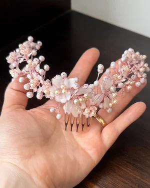 tocado de novia con flores y perlas