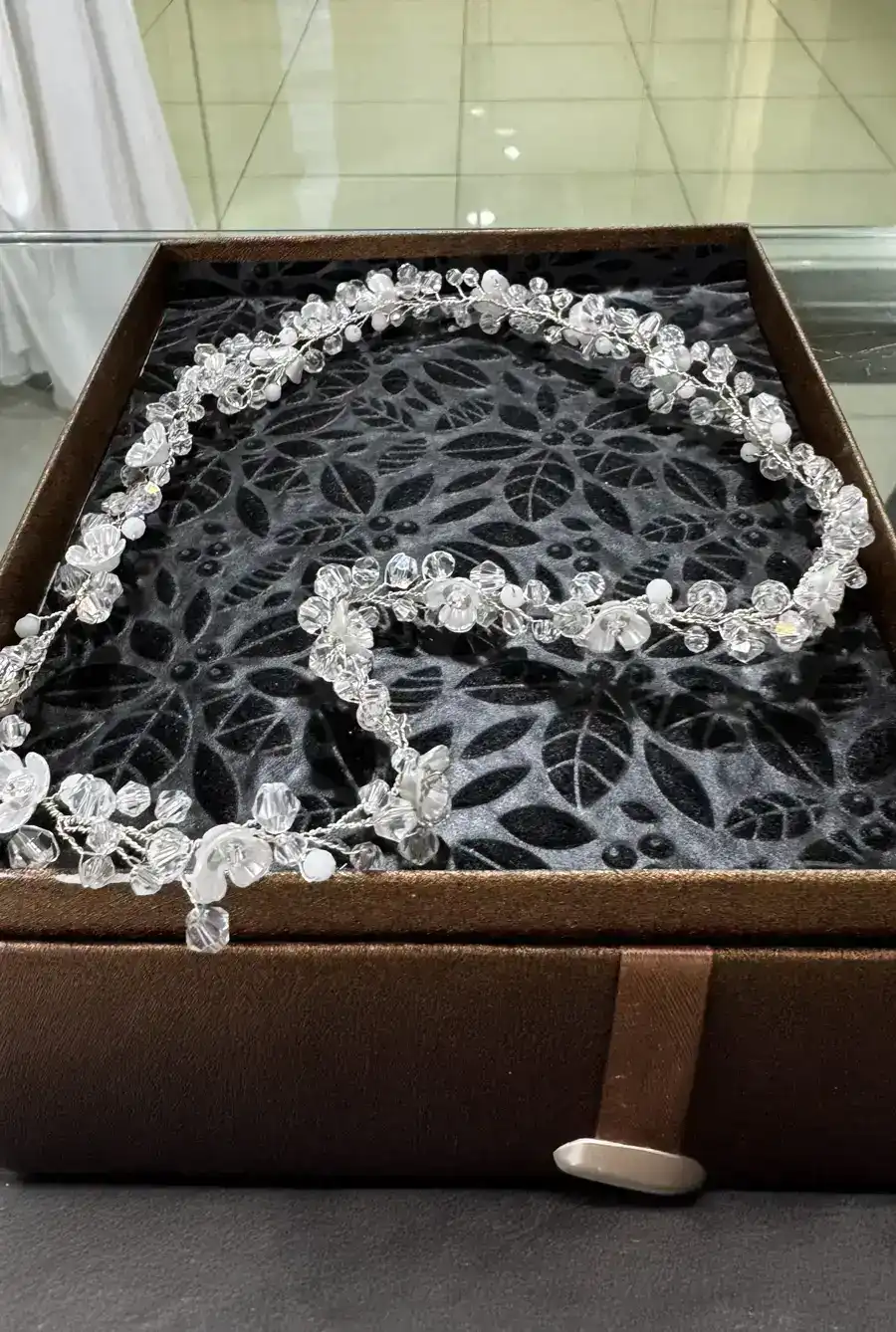 Tocado de Novia con Flores Pequeñas y Perlas Topacio - Imagen 2