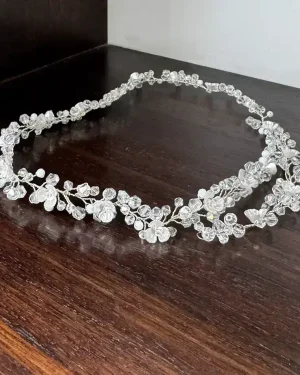 tocado de novia con flores pequeñas y perlas