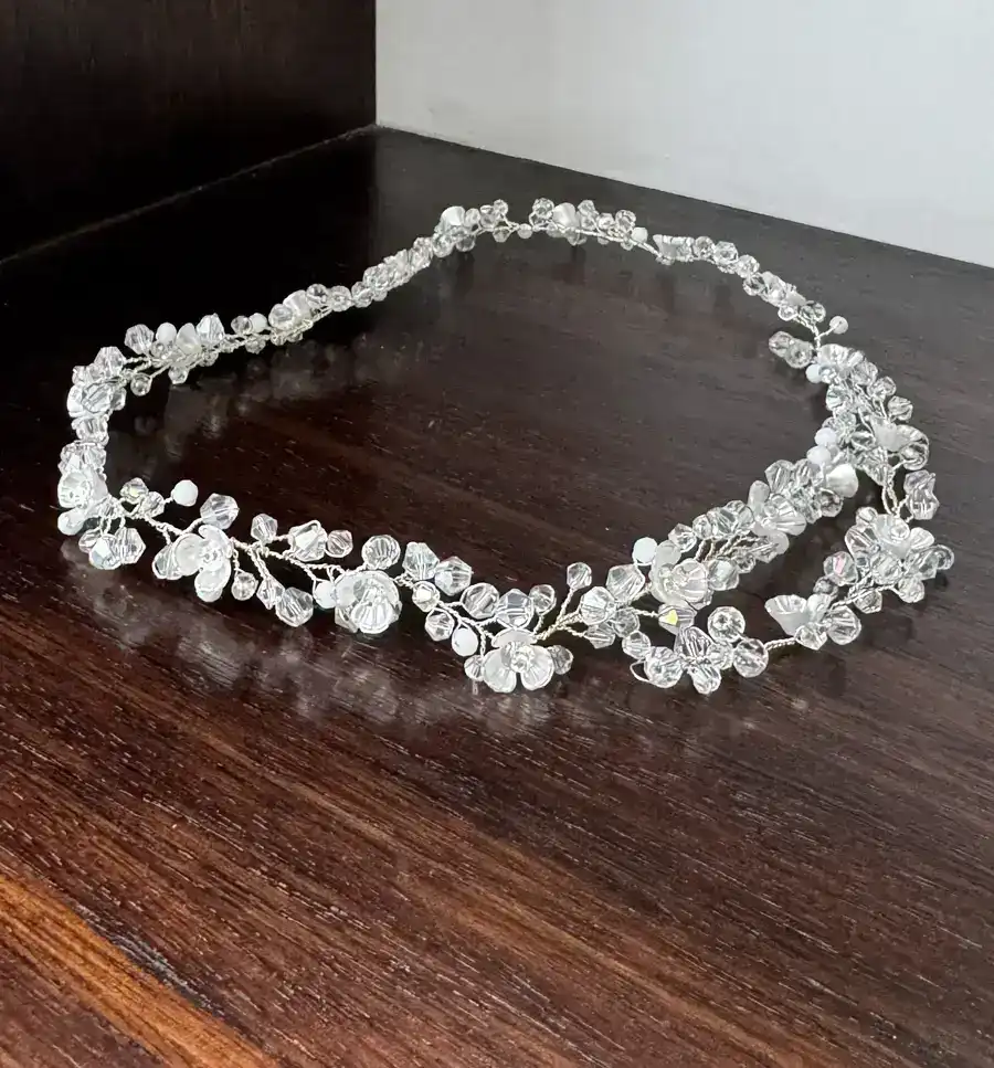 tocado de novia con flores pequeñas y perlas