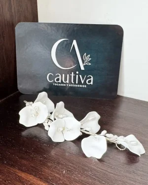 Tocado de Novia con Flores Cala