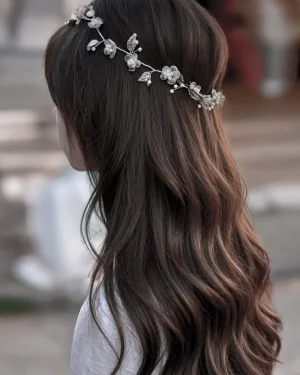 corona de novia clásica en resina con flores blancas