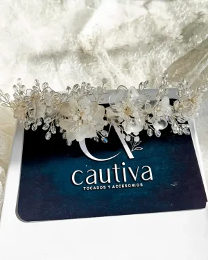 tocado de novia en resina Samira con flores blancas