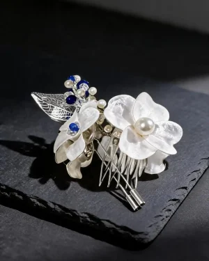 Peine de novia en resina con flores perladas y detalles azules, incluye boutonniere para novio, accesorio ideal para boda civil y novia romántica.