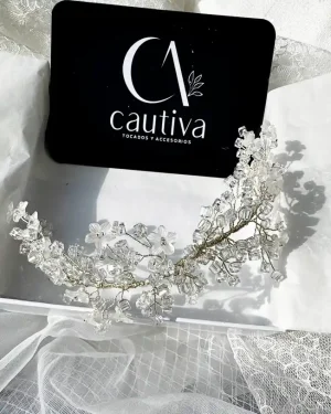 tocado de novia con perlas cuadradas transparentes